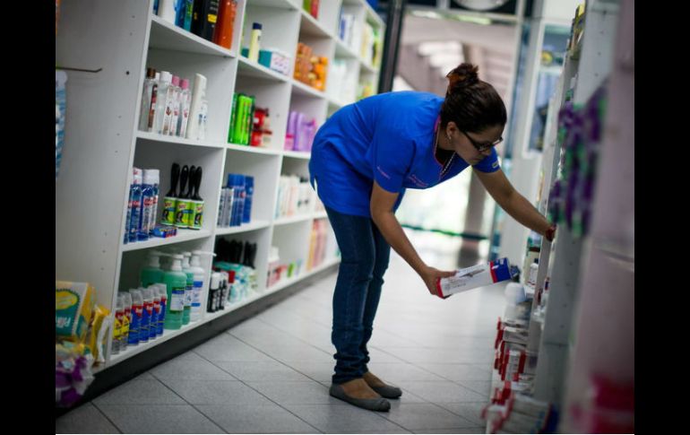 Ante la escasez de alimentos y productos básicos, los supermercados están obligados a llenar los anaqueles vacíos con botanas. EL INFORMADOR / ARCHIVO