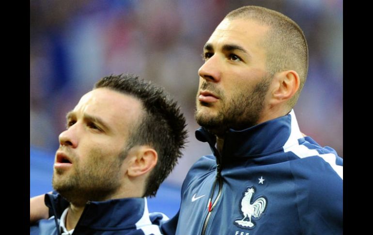 Mathieu Valbuena apuntó que su relación con Karim Benzema no es sincera. AFP / ARCHIVO