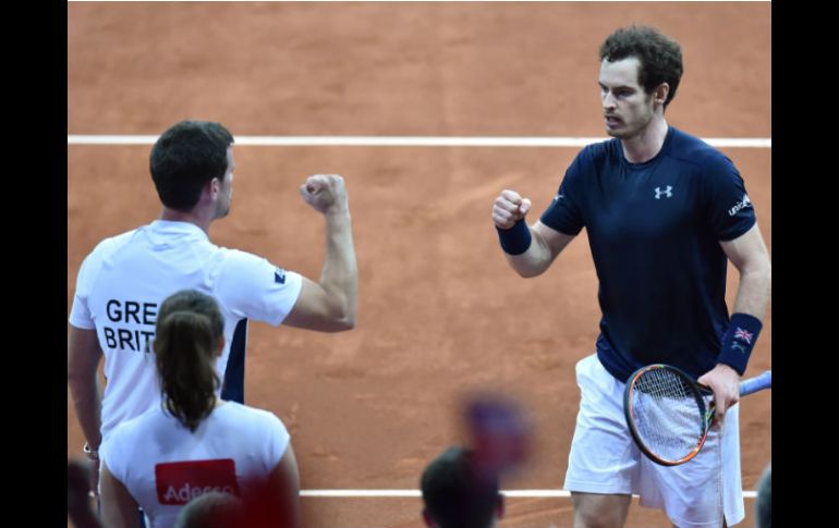 Este sábado se disputará el punto por parejas con Darcis al lado de Coppejans contra los hermanos  Andy (derecha) y Jamie Murray. AFP / P. Huguen