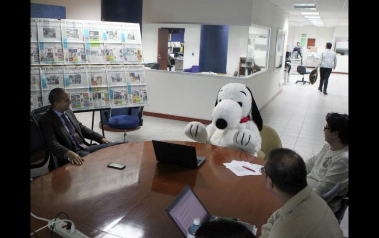 En junta. Snoopy se sentó en la junta de edición, en donde realizó comentarios para elegir las mejores notas que irán en la portada. EL INFORMADOR / A. Hinojosa