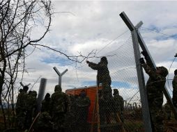 Macedonia refuerza su frontera con Grecia para evitar que migrantes crucen de forma ilegal en el país. EFE / N. Batev