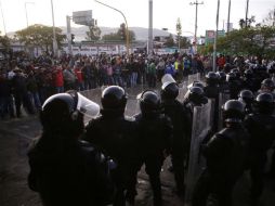 Algunos profesores se rehúsan a avanzar hasta el cerco de la Policía Federal, la mayoría continuó. EFE / M. A. Martínez