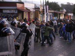 Por el intenso gas, los maestros se replegan; la Policía Federal pide que se retiren y no provoquen enfrentamientos. EFE / M. Martínez