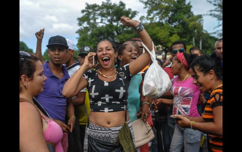 Los cubanos que compraron sus boletos aéreos antes del 26 de noviembre, recibirán la visa. AFP / Y. Lage