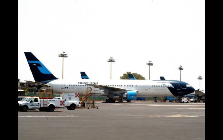 Los aeropuertos mantienen restringido el vuelo a aeronaves pequeñas, sólo se permite los vuelos nacionales e internacionales. EFE / E. Ramírez