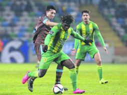 De regreso. El mexicano Héctor Herrera marca a Menga, del equipo Tondela. EFE /