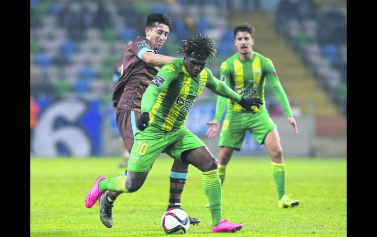 De regreso. El mexicano Héctor Herrera marca a Menga, del equipo Tondela. EFE /