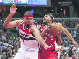 El guardia de los Wizards de Washington Jared Dudley (#1) comete falta sobre Kyle Lowry (#7) de los Raptors de Toronto. AP / A. Brandon