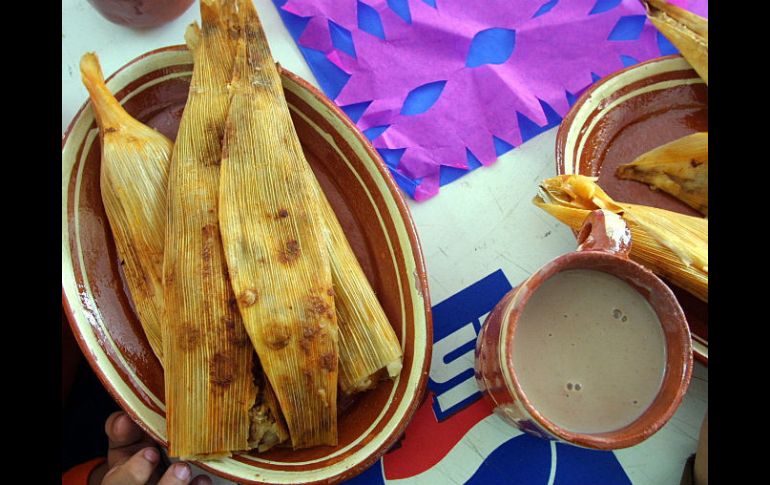 Indican no pasarse en el consumo de alimentos típicos cuando abundan antojitos, como tamales, pozole, ponche y buñuelos. EL INFORMADOR / ARCHIVO