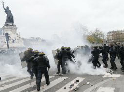 La protesta se convirtió en una batalla campal entre policías y manifestantes, de acuerdo con la policía. EFE / I. Langsdon