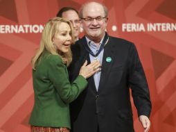 Rushdie recibió la medalla Salón Literario Carlos Fuentes, de manos de Silvia Lemus, viuda del autor de  'Aura'. EL INFORMADOR / F. Atilano