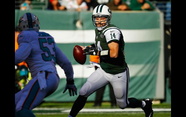 Ryan Fitzpatrick lanzó cuatro pases de touchdown. AFP / A. Bello