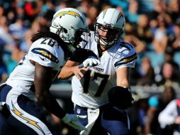 Philip Rivers (17) lanzó el domingo cuatro pases de touchdown. AFP /  M. Ehrmann