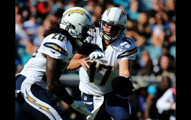 Philip Rivers (17) lanzó el domingo cuatro pases de touchdown. AFP /  M. Ehrmann