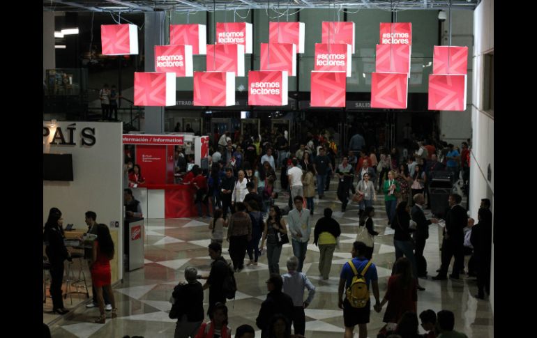 Cientos de visitantes acuden a la FIL Guadalajara en la Expo Guadalajara. EL INFORMADOR / R. Tamayo