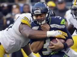 Russell Wilson estableció la mejor marca en su carrera con cinco pases de anotación. AP / T. Warren