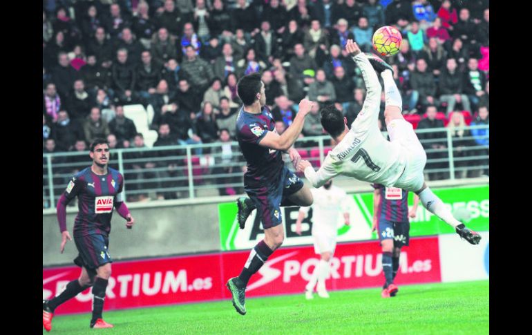 Cristiano Ronaldo quiso hacer un gol de alta complejidad, pero falló en su intento. AP /