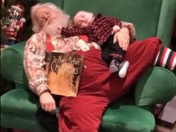 Santa Claus le dio gusto al padre de Zeke y posó como si estuviera dormido mientras el niño descansaba sobre su panza. FACEBOOK / Donnie's Daddy Daycare