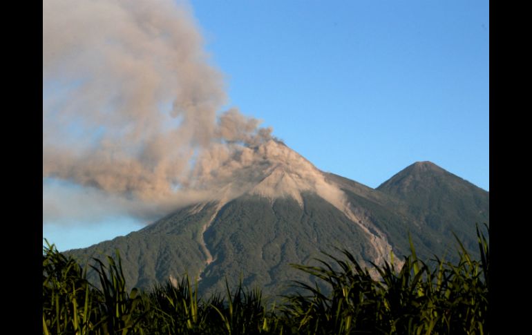 El volcán de Fuego incrementó su fase eruptiva este lunes. EFE / J. Martínez