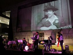 El concierto inició con el tema principal de la película 'El hijo desobediente'. TWITTER / @cinetecamexico