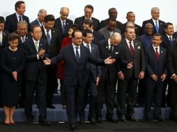 Hollande (centro), posa junto a otros líderes durante la foto de familia en la inauguración de la cumbre sobre cambio climático COP21. EFE / J. Naegelen