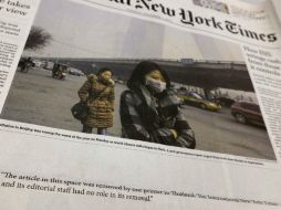 El New York Times en Tailandia se niega a imprimir un artículo y deja en su lugar un espacio en blanco al centro de la primera plana. AP / C. Dharapak