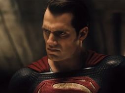 Superman llega hasta donde se encuentra el 'Caballero de la Noche' con una cara que demuestra enojo. YOUTUBE /  Warner Bros. Pictures