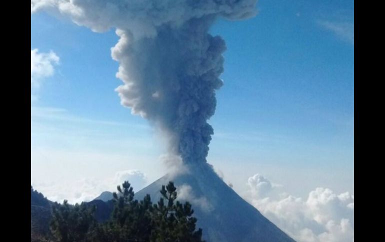 La exhalación del volcán ocurrió a las 10:10 horas de este martes. TWITTER / @PCJalisco