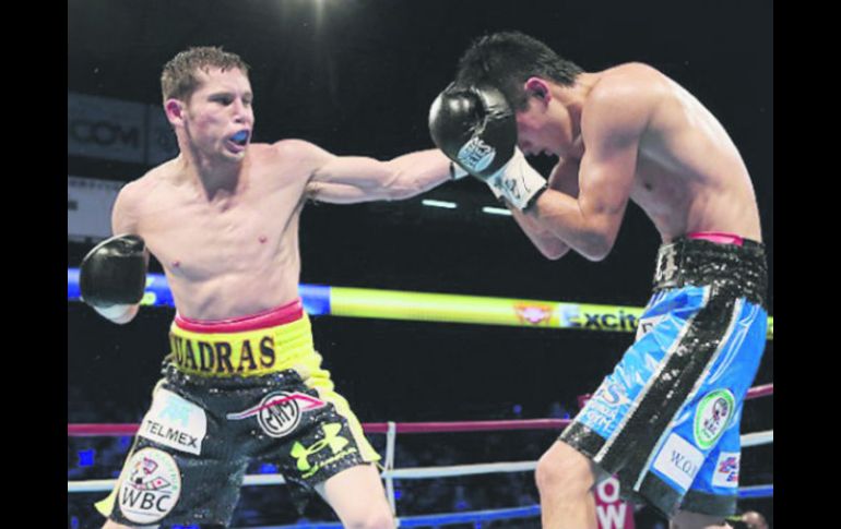 Campeón. Tras la victoria en Japón, Carlos Cuadras (izq.) dejó su récord en 34-0-1 con  26 nocauts. AFP /