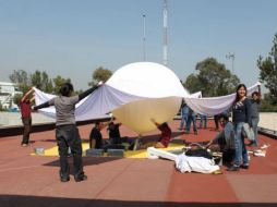 El objeto semejante a un pequeño satélite, se elevará con ayuda de un globo para alcanzar la estratósfera. TWITTER / @icnunam