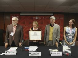 Laura Escudero (2da izq a der) recibiendo el premio. EL INFORMADOR / F. Atilano