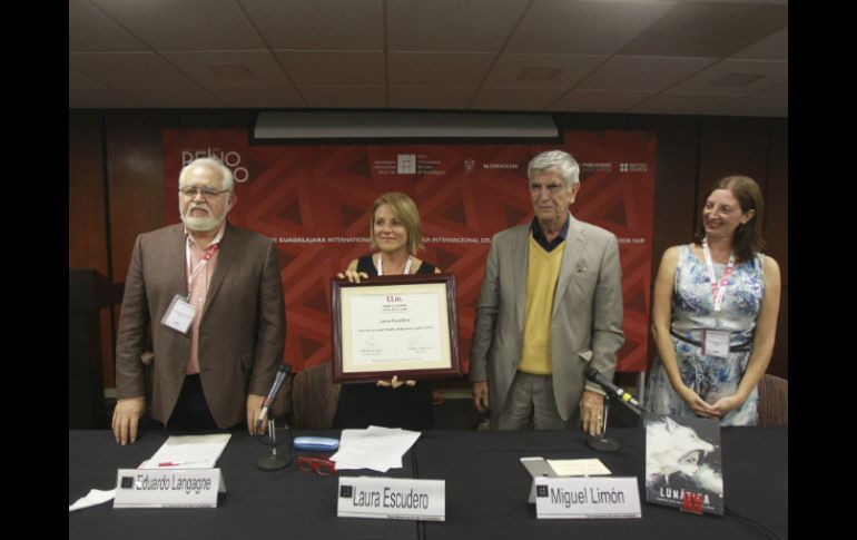 Laura Escudero (2da izq a der) recibiendo el premio. EL INFORMADOR / F. Atilano