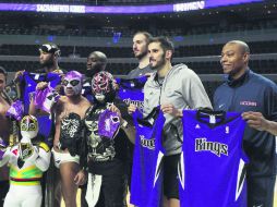 Jugadores de los Kings de Sacramento posan junto a luchadores mexicanos tras su práctica de ayer. EFE / M. Guzmán