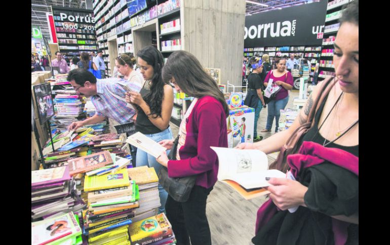 Aunque los clásicos están presentes, poco a poco nuevos nombres comienzan a aparecer en los estantes. EL INFORMADOR / P. Pérez