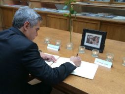 Firma el libro de condolencias por Nohemí González y Michelli Gil Jaimez. TWITTER / @ManceraMiguelMX