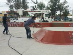 Además del programa de bacheo, el Ayuntamiento de Zapopan inicia la intervención de áreas verdes en parques del municipio. TWITTER / @zapopanprensa