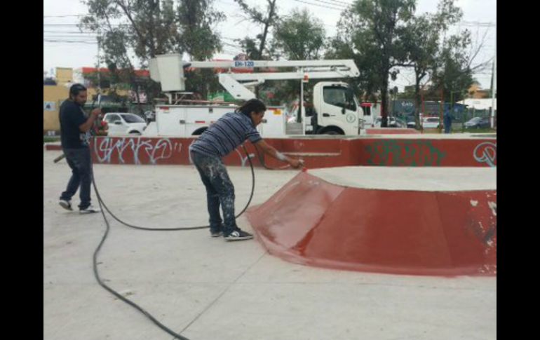 Además del programa de bacheo, el Ayuntamiento de Zapopan inicia la intervención de áreas verdes en parques del municipio. TWITTER / @zapopanprensa