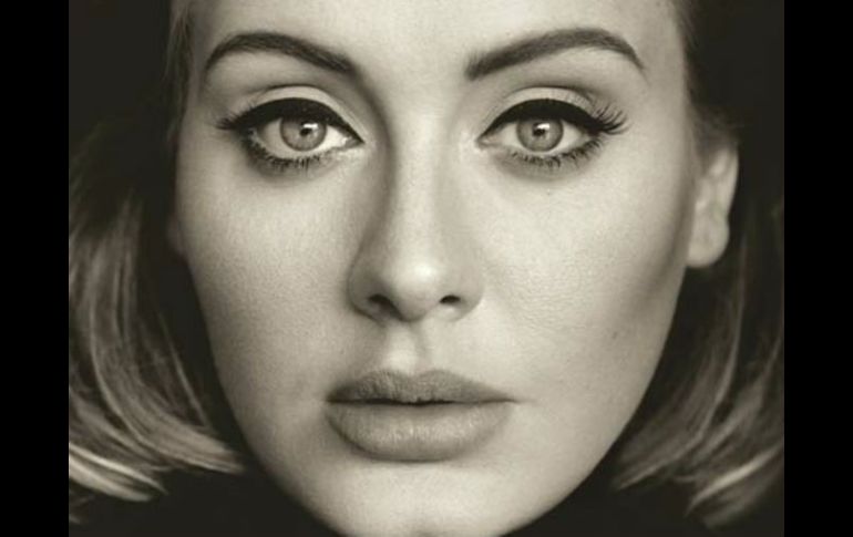 Adele ocupa el segundo lugar por su álbum ''25'', que ha vendido más de tres millones de copias en EU. ESPECIAL / Adele.com