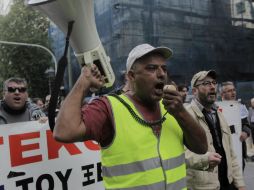 Alrededor de 15 mil personas abandonaron sus centros de trabajo para marchar y expresar su rechazo a las medidas de austeridad. EFE / O. Panagiotou