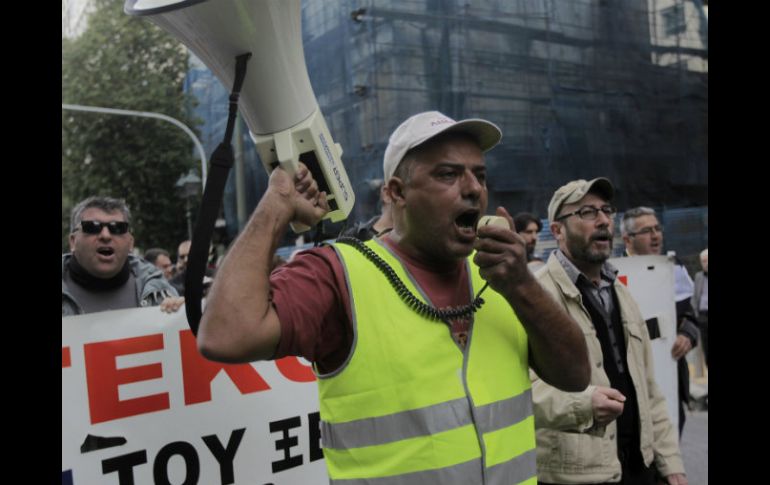 Alrededor de 15 mil personas abandonaron sus centros de trabajo para marchar y expresar su rechazo a las medidas de austeridad. EFE / O. Panagiotou