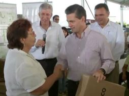 En Yucatán, Peña Nieto encabeza la entrega de los aparatos digitales, junto a Ruiz Esparza de la SCT. TWITTER / @PresidenciaMX