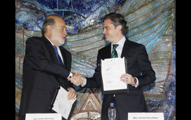 En la firma del convenio, participaron Carlos Slim y el secretario de Educación, Aurelio Nuño. TWITTER / @SEP_mx