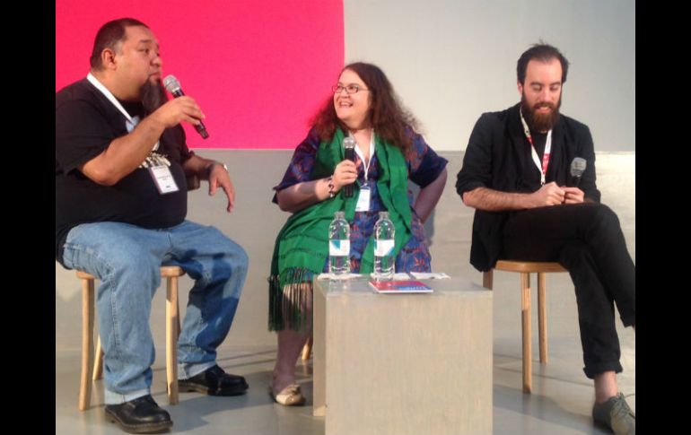 Los escritores ingleses Naomi Alderman y Ned Beauman, en el foro con moderación del mexicano Bernardo Fernández. TWITTER / @LitBritish