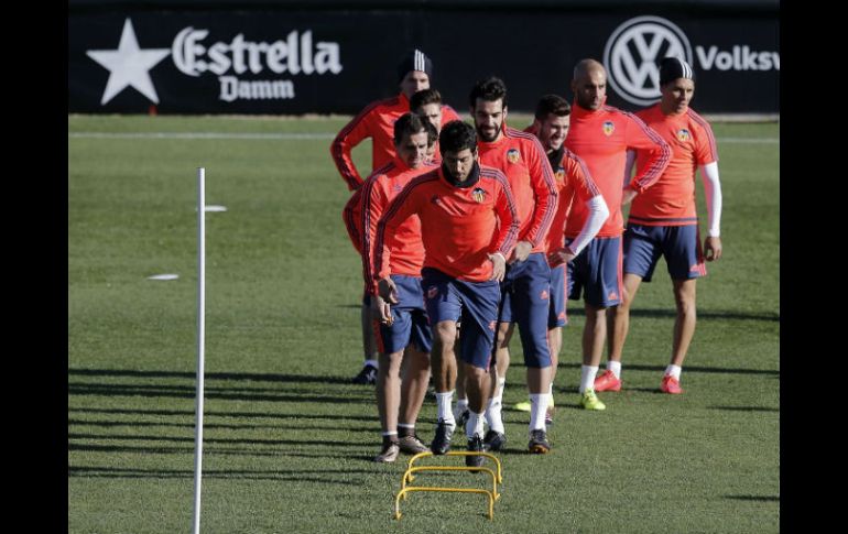 Valencia tiene nuevo técnico y espera que un triunfo ante el Barsa los reanime. EFE / M. Bruque