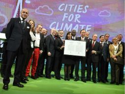 En el marco de la COP21 y como anfitriona Anne Hidalgo (cen) alcaldesa de París, el político pidió atención al transporte público. AFP / A. Jocard