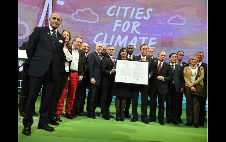 En el marco de la COP21 y como anfitriona Anne Hidalgo (cen) alcaldesa de París, el político pidió atención al transporte público. AFP / A. Jocard