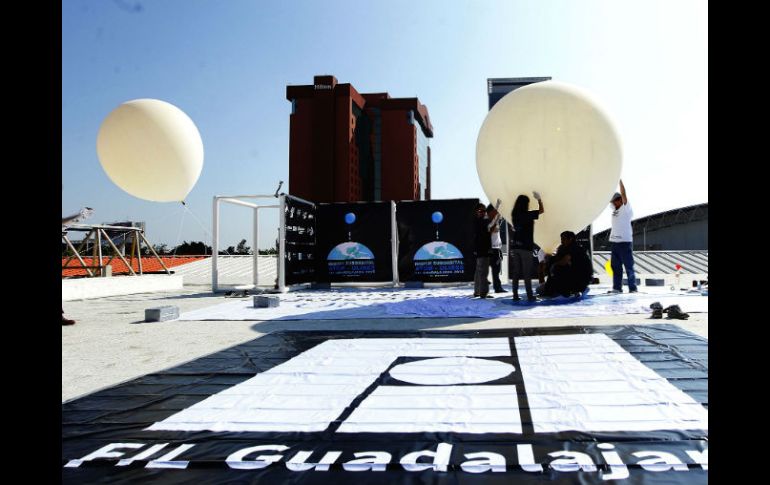 La azotea de Exo Guadalajara se convirtió en la plataforma de despegue, donde maniobraron expertos del Instituto de Ciencias Nucleares. EL INFORMADOR / E. Barrera