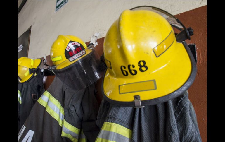 Personal del Heroico Cuerpo de Bomberos se encargó de apagar las llamas que rodeaban al inmueble. EL INFORMADOR / ARCHIVO