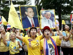 Miles de personas vestidas con una camiseta en cuyo dorso se 'Larga vida al Rey' inundaron desde temprano las calles de Bangkok. EFE / R. Yongrit