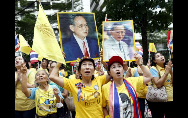 Miles de personas vestidas con una camiseta en cuyo dorso se 'Larga vida al Rey' inundaron desde temprano las calles de Bangkok. EFE / R. Yongrit